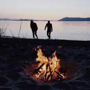 beach-best-friends-couple-fire-Favim_com-3879133